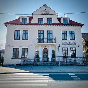 Pokój z łóżkiem king-size